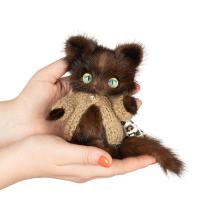 На фото мягкая игрушка котенок тедди из натурального меха норки коричневый в кофте Holich Toys 