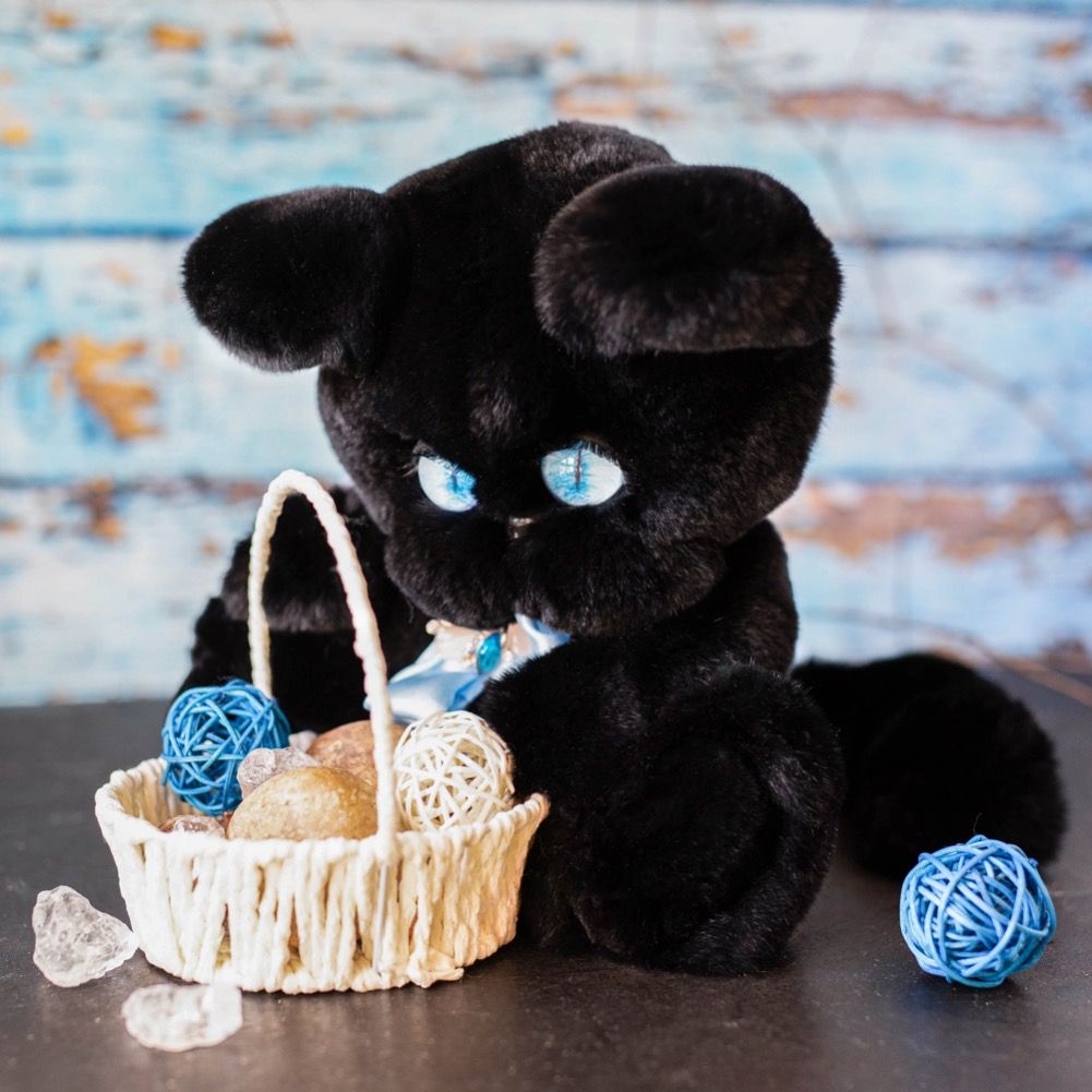 На фото кот бегемот из черного меха кролика рекс Holich Toys в разных ракурса