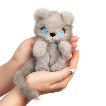 На фото котенок тедди игрушка из натурального меха норки серый Holich Toys в разных ракурса