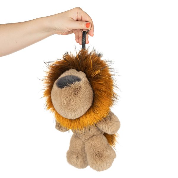 На фото мягкая игрушка брелок лев из натурального меха кролика рекс и песца Holich Toys в разных ракурса