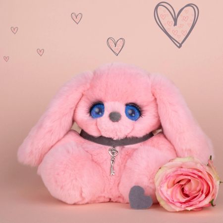 Мягкая игрушка зайчик с длинными ушами из натурального меха кролика рекс Боня розовый картинка