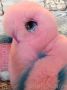 На фото попугай игрушка из натурального меха розовый с голубыми крыльями Holich Toys в разных ракурса