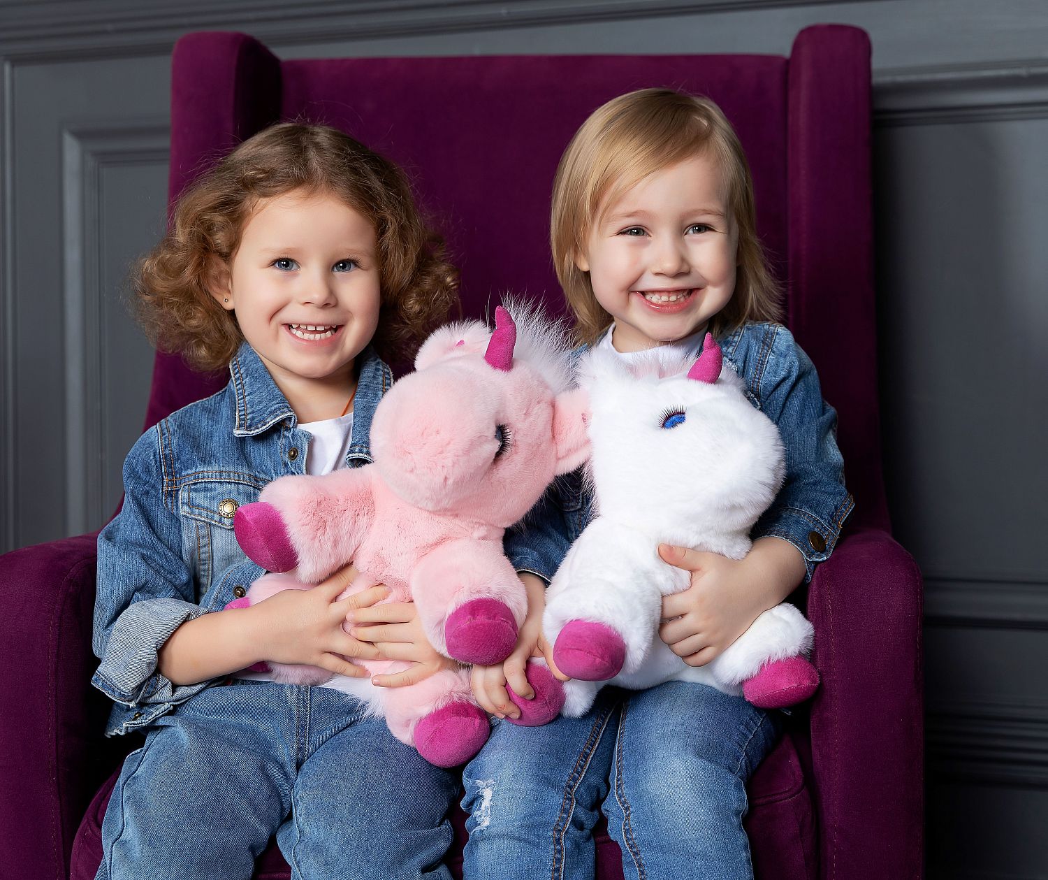 Фото мягкая игрушка единорог из натурального меха нежно розовый с белой гривой Holich Toys в разных ракурса