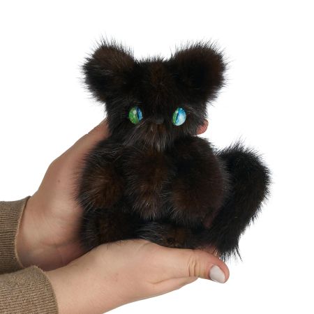 На фото котенок тедди игрушка из натурального меха норки темно-коричневый с двухцветными зелено-голубыми глазами Holich Toys в разных ракурса