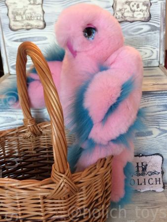 На фото попугай игрушка из натурального меха розовый с голубыми крыльями Holich Toys в разных ракурса