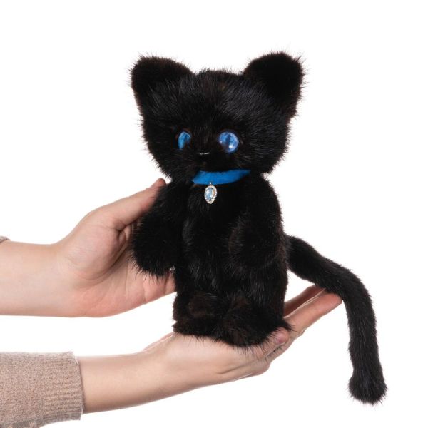 На фото мягкая игрушка котенок черный из меха норки любомур с голубыми глазами Holich Toys в разных ракурса