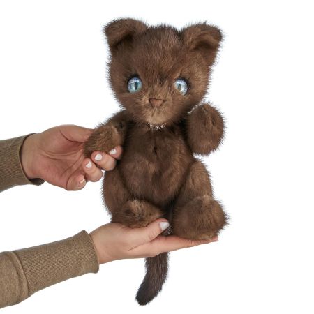 На фото мягкая игрушка кот арчи из натурального меха норки тедди коричневый Holich Toys в разных ракурса