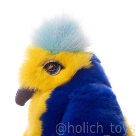 На фото попугай игрушка из натурального меха желтый с синим хохолком Holich Toys в разных ракурса